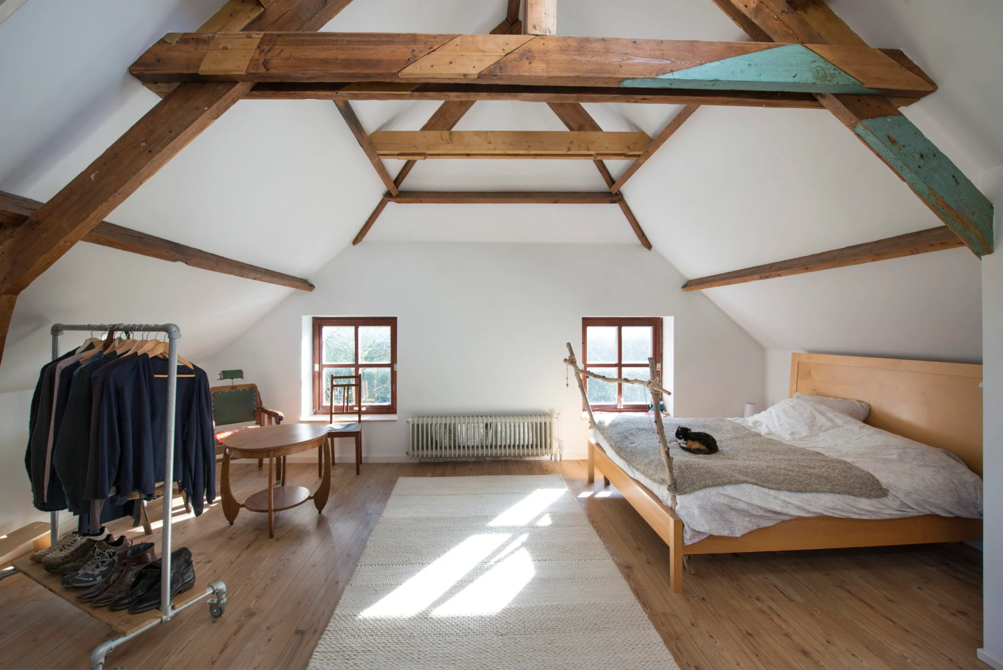 Lichte zolderrenovatie met zichtbare houten balken