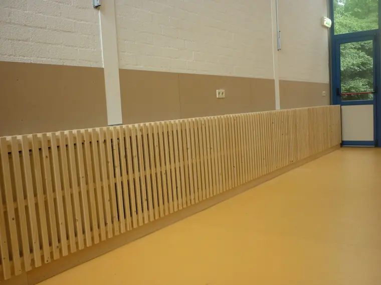 Bedrijfsinterieur met radiatoromtimmering