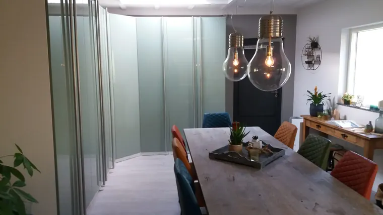 Lichtgroene kastenwand op maat in de eetkamer