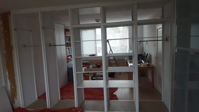 Open kastenwand met vakken en doorgangen voor de afwerking