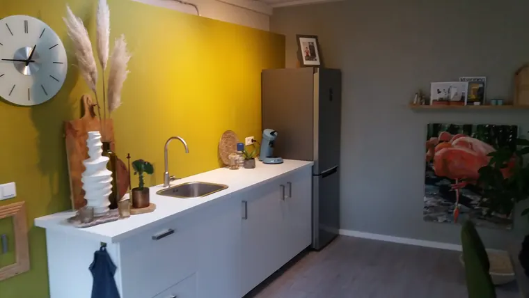 Wit keukenblok op maat in dezelfde eetkamer