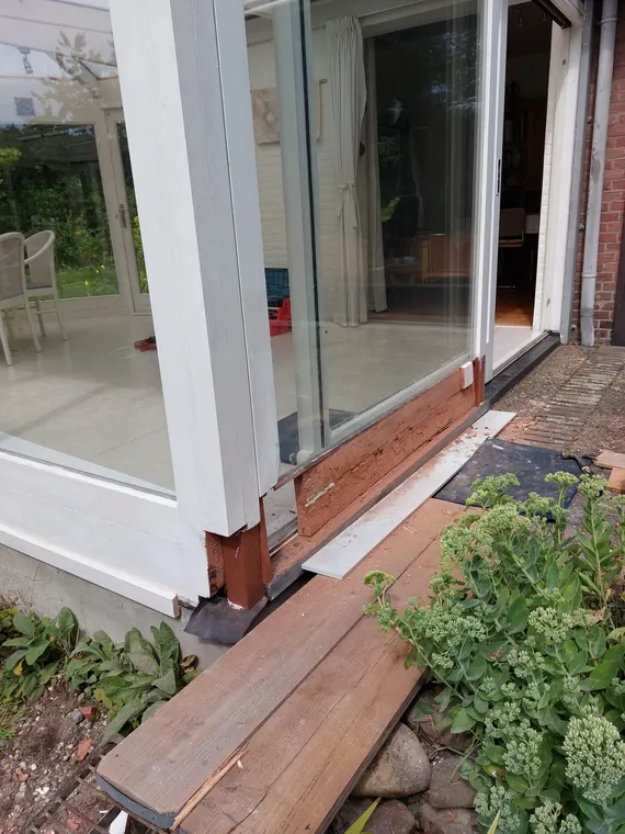Serre tijdens het herstel van de onderbouw en kozijnen