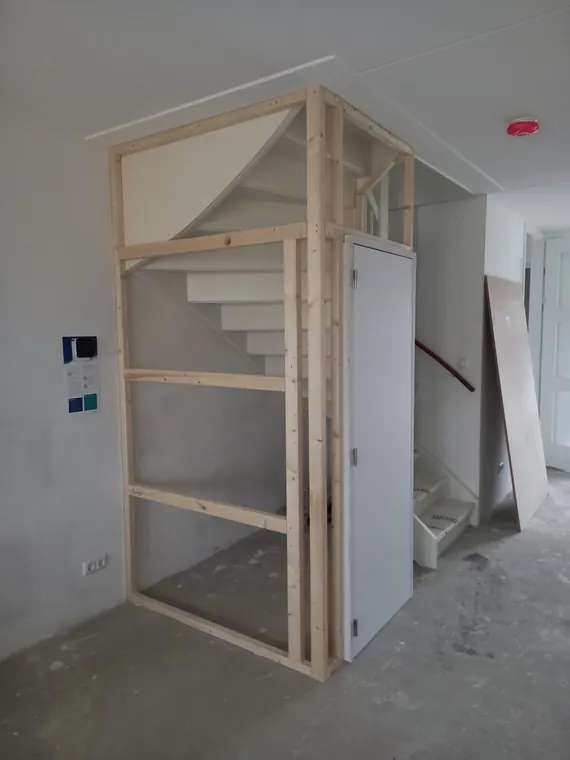 Dezelfde trapkast in aanbouw vanuit een tweede hoek