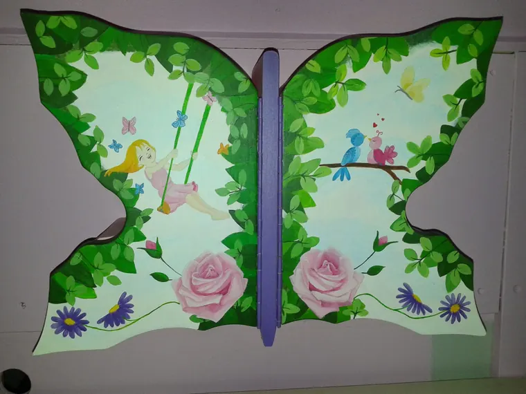 Vlindervormig meubel met handbeschilderde bloemen, bladeren en figuren